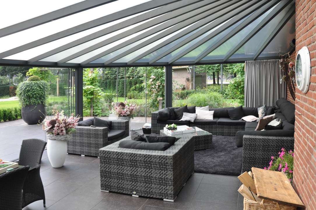 Grote veranda met tuinmeubels