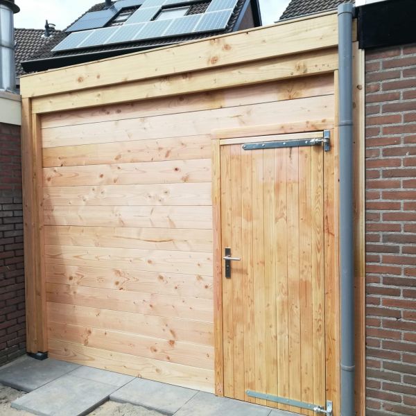 Maatwerk Douglas Comfort met wanden en toegangs deur.